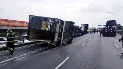 VIDEO: Tráiler cargado con fruta vuelca en Oceanía; estuvo a punto de caer del distribuidor vial