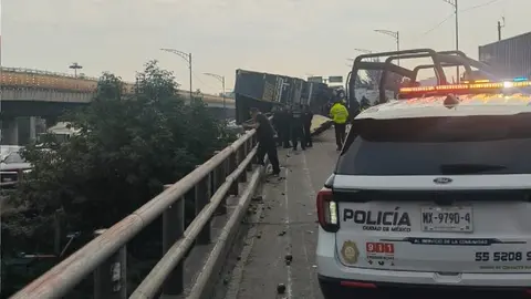 La fruta que cayó al primer piso fue levantada por los vecinos del lugar / Especial