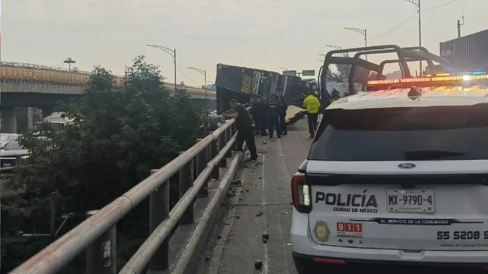 La fruta que cayó al primer piso fue levantada por los vecinos del lugar / Especial