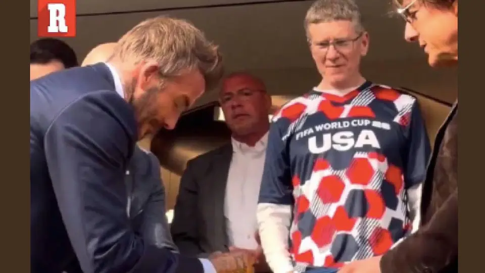 David Beckham y Tom Cruise firmando una playera del América | CAPTURA DE PANTALLA