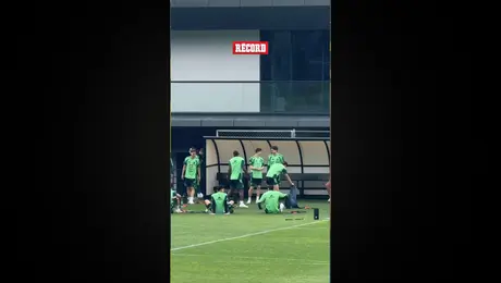 Julián Quiñones en el entrenamiento de hoy del Tri