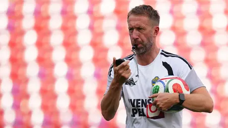Graham Potter batea los rumores y llena de elogios a Edson Álvarez