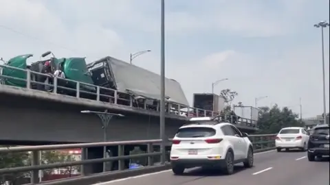 La pesada unidad estuvo a punto de caer al vacío pero se detuvo con el muro de contención / Especial