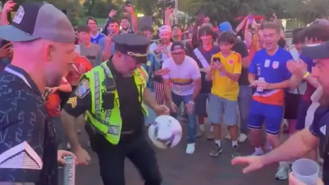 ¡Esto es el Mundial! aficionados de Escocia ponen a  ‘dominar’ el balón a policía en Boston