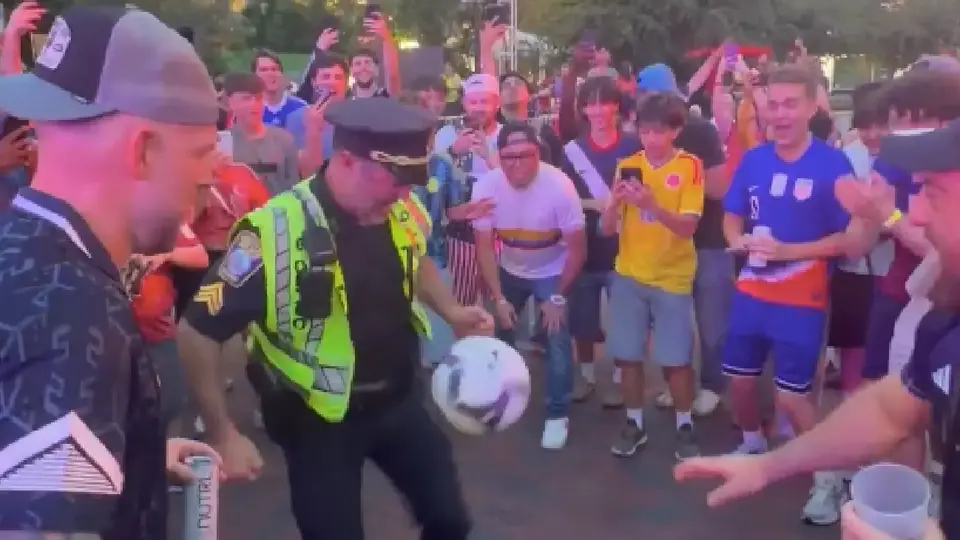 ¡Esto es el Mundial! aficionados de Escocia ponen a  ‘dominar’ el balón a policía en Boston