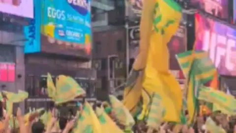 Banderas y cánticos de brasileños en el Times Square l CAPTURA
