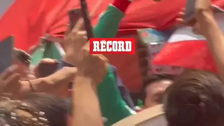 Aficionados festejaron el triunfo de México cargando una botarga del Doctor Simi