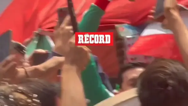 Aficionados festejaron el triunfo de México cargando una botarga del Doctor Simi