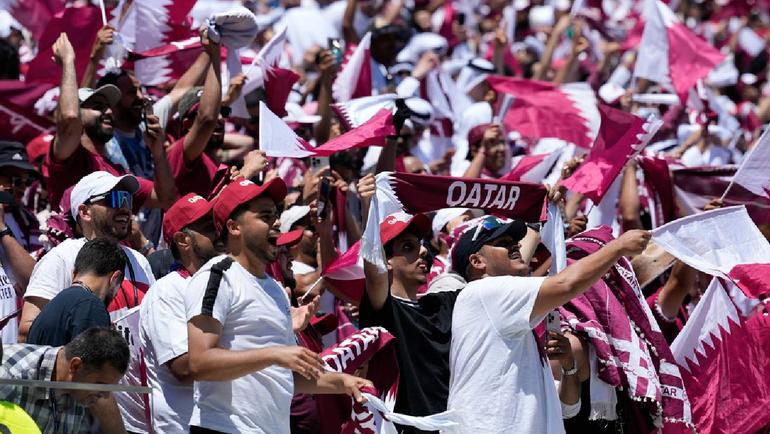 Aficionados qataríes en las gradas ante Suiza l AP