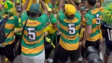 Aficionados brasileños desatan una fiesta monumental en el Times Square de Nueva York