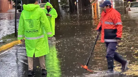La alcaldía Tlalpan informó que equipos de atención ya realizan labores para desalojar el agua acumulada y restablecer la circulación en zonas afectadas. / X: @TlalpanAl