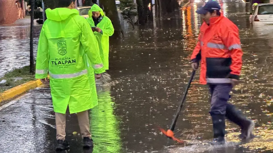 La alcaldía Tlalpan informó que equipos de atención ya realizan labores para desalojar el agua acumulada y restablecer la circulación en zonas afectadas. / X: @TlalpanAl