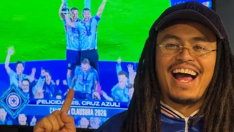El comediante aficionado al futbol ni cuenta se dio cuando le robando el celular / FB: @eliztaparrasta