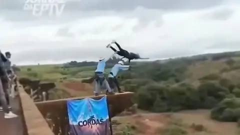 La chica traía una cámara en las manos por lo que grabó su caída / Redes Sociales