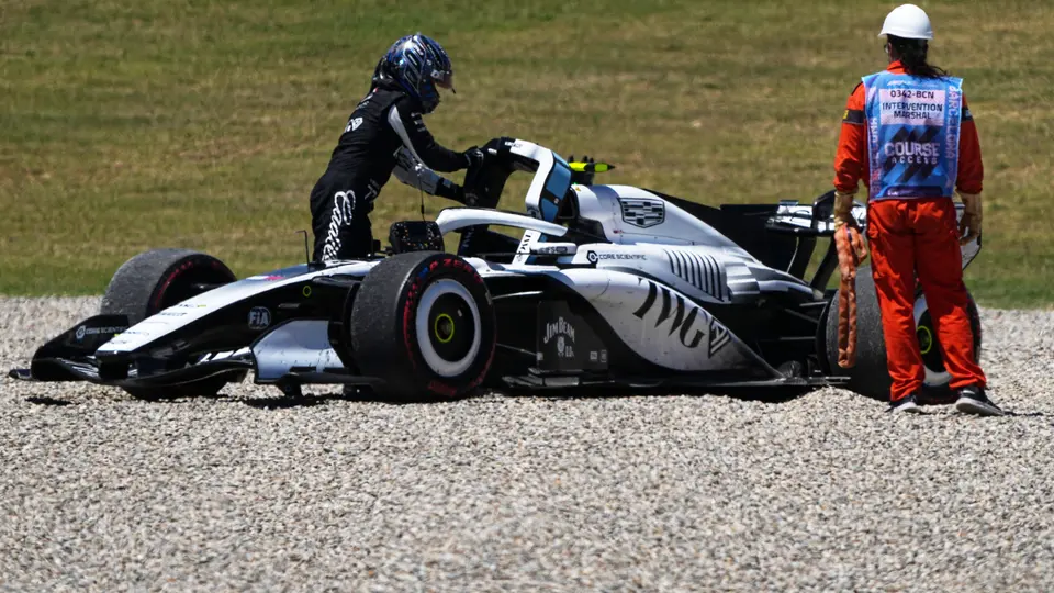 Valtteri Bottas saliendo de su vehículo después de un accidente | AP