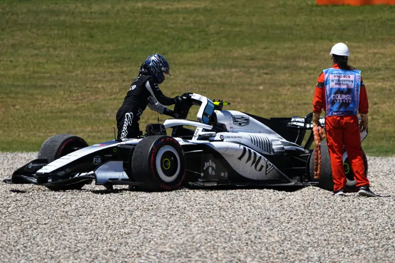 Valtteri Bottas saliendo de su vehículo después de un accidente | AP