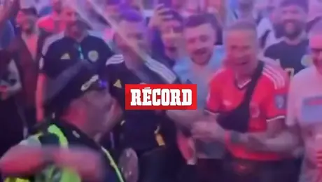 ¡Ambientazo! Policía estadounidense hace dominadas y los escoceses lo celebran