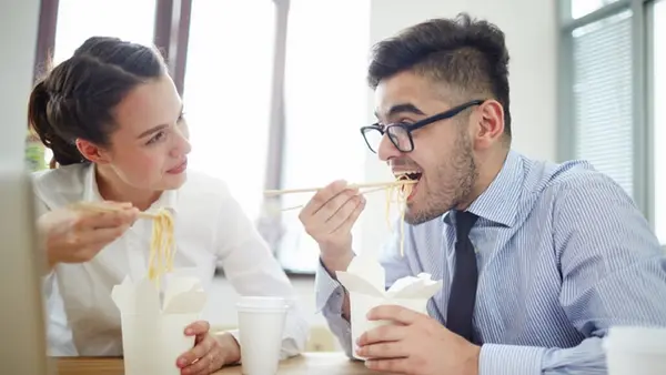 ¿Se acaban las horas de comida? Esto cambiaría con la jornada laboral de 40 horas