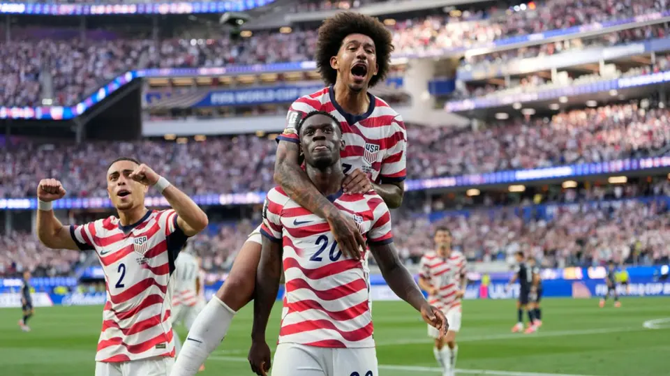 Balogun y Richards celebran el tercer gol de Estados Unidos contra Paraguay | AP