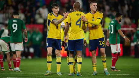 Victor Lindelöf se rinde ante Raúl Jiménez previo al debut de Suecia en el Mundial