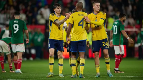 Victor Lindelöf se rinde ante Raúl Jiménez previo al debut de Suecia en el Mundial