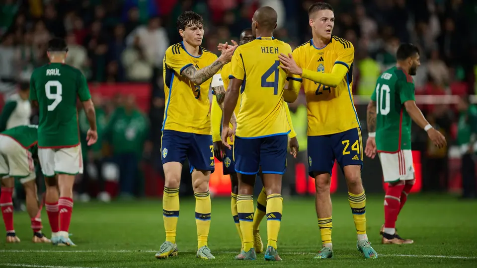 Victor Lindelöf se rinde ante Raúl Jiménez previo al debut de Suecia en el Mundial