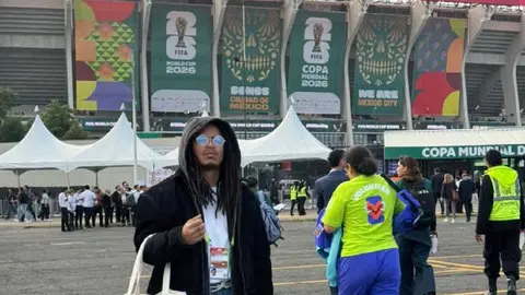 Lalo Elizarrarás se lanzó al Estadio Ciudad de México a cubrir la inauguración del Mundial 2026 / FB: @eliztaparrasta