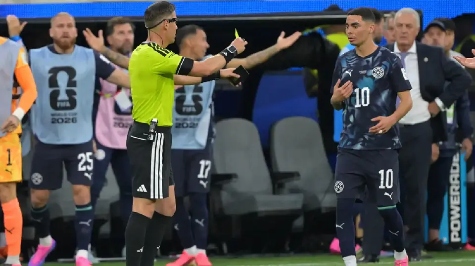 Miguel Almirón de Paraguay y Danny Makkelie | AP
