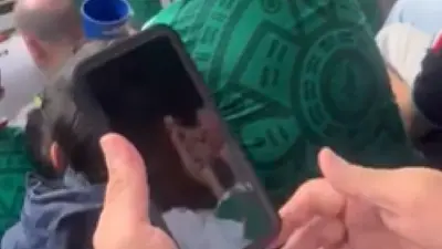Aficionado se burla de la autoridad e ingresa alcohol en ‘teléfono’ al Estadio Ciudad de México durante inauguración