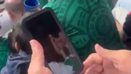 Aficionado se burla de la autoridad e ingresa alcohol en ‘teléfono’ al Estadio Ciudad de México durante inauguración