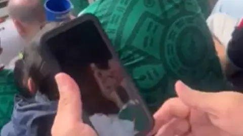 Aficionado se burla de la autoridad e ingresa alcohol en ‘teléfono’ al Estadio Ciudad de México durante inauguración
