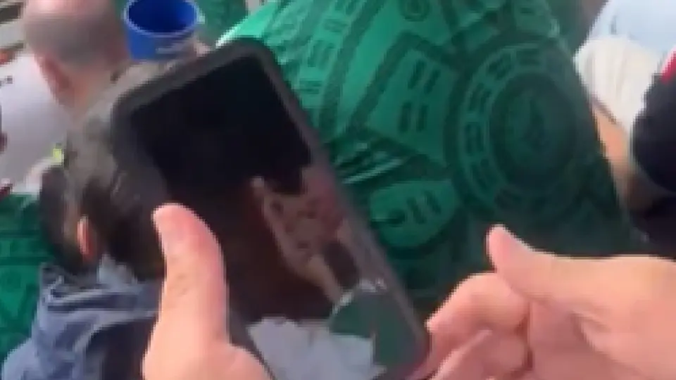 Aficionado se burla de la autoridad e ingresa alcohol en ‘teléfono’ al Estadio Ciudad de México durante inauguración