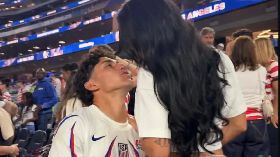 Sabrina Enciso y Alejandro Zendejas presumen su amor en el debut de Estados Unidos en el Mundial