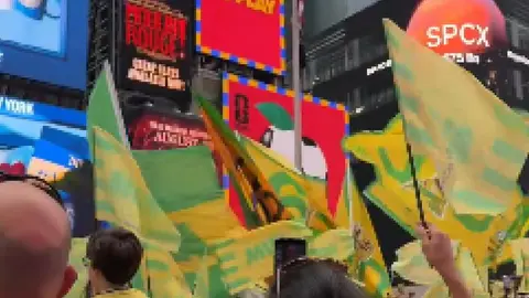 Times Square con aficionados brasileños l CAPTURA