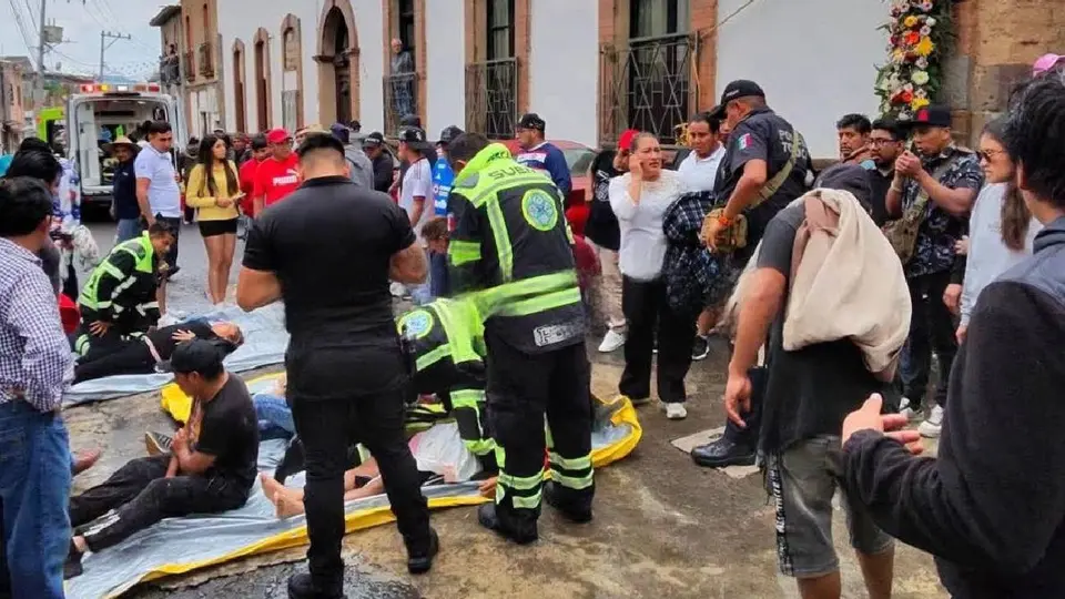 Elementos de seguridad trasladan pacientes al hospital / RRSS