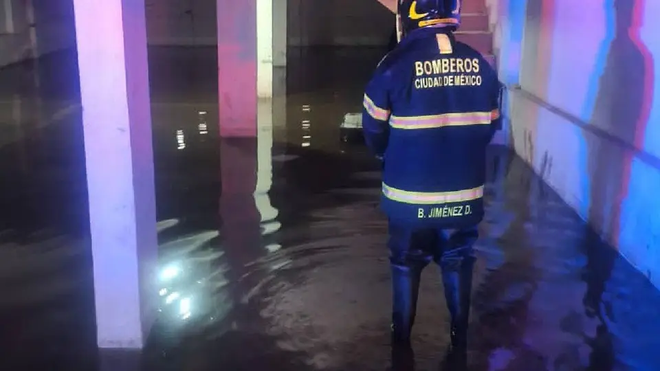 Las intensas lluvias de este 12 de julio provocaron inundaciones y encharcamientos en distintos puntos de la Ciudad de México, afectando la movilidad de automovilistas y peatones./ X: @Bomberos_CDMX
