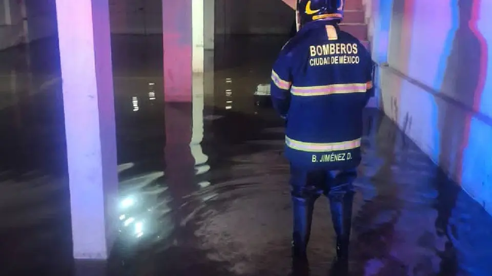 Las intensas lluvias de este 12 de julio provocaron inundaciones y encharcamientos en distintos puntos de la Ciudad de México, afectando la movilidad de automovilistas y peatones./ X: @Bomberos_CDMX
