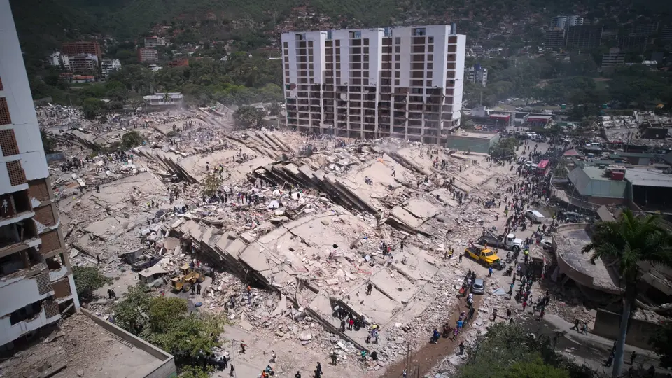 Los dos sismos registrados el 24 de junio provocaron el colapso de cientos de edificios y daños severos en la infraestructura del norte de Venezuela./ AP