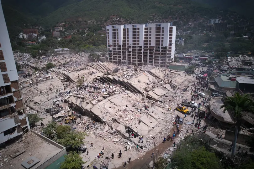 Los dos sismos registrados el 24 de junio provocaron el colapso de cientos de edificios y daños severos en la infraestructura del norte de Venezuela./ AP