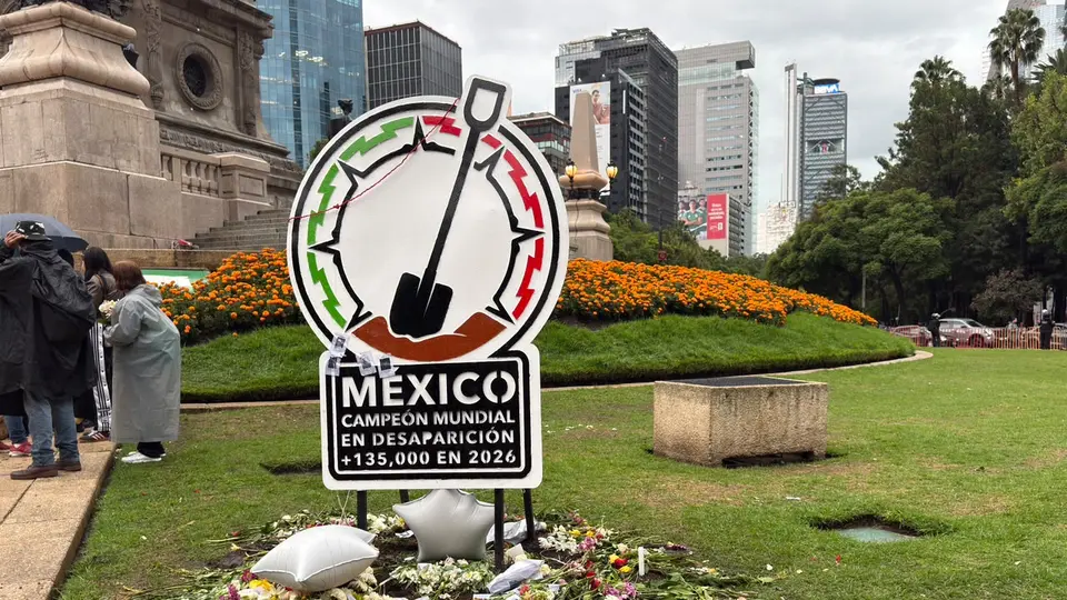 El antimonumento colocado por colectivos de búsqueda incluye la frase "México campeón mundial en desaparición, más de 135 mil en 2026"./ Georgina Sánchez
