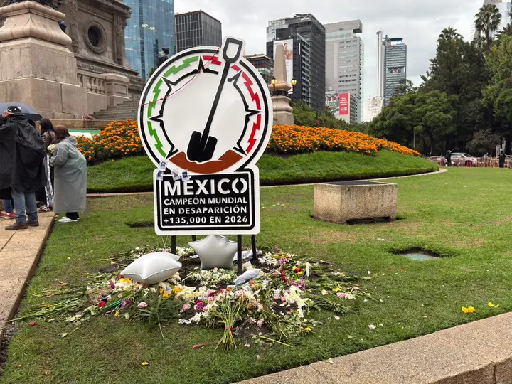 El antimonumento colocado por colectivos de búsqueda incluye la frase "México campeón mundial en desaparición, más de 135 mil en 2026"./ Georgina Sánchez