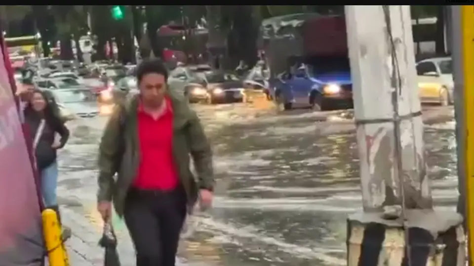 Usuarios de redes sociales compartieron imágenes de calles inundadas en Santa Cruz Xochitepec, avenida Tláhuac y la colonia Zapotitlán./ Captura de pantalla