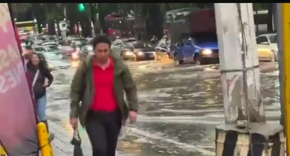 Usuarios de redes sociales compartieron imágenes de calles inundadas en Santa Cruz Xochitepec, avenida Tláhuac y la colonia Zapotitlán./ Captura de pantalla