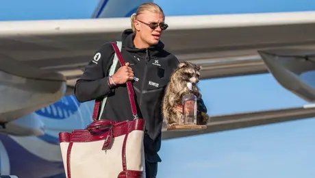 Erling Haaland sorprende al regresar a Noruega con un mapache disecado tras el Mundial 2026