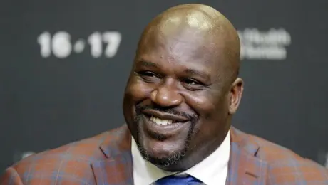 ¡No es IA! Shaquille O'Neal sorprende al encestar un triple desde la ventana de un edificio