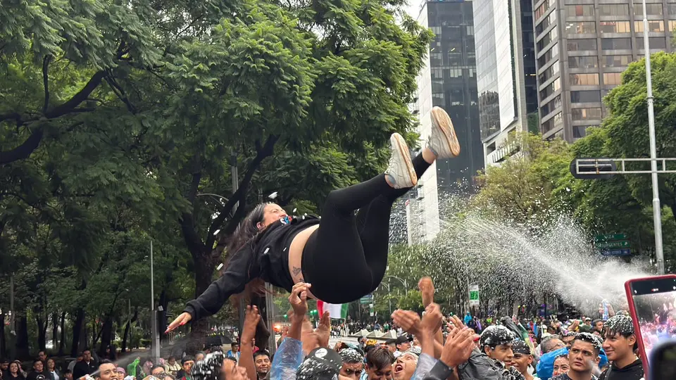 El Ángel de la Independencia fue escenario de dos concentraciones este 12 de julio: la despedida simbólica de la Selección Mexicana y una protesta de familias de personas desaparecidas./ Georgina Sánchez