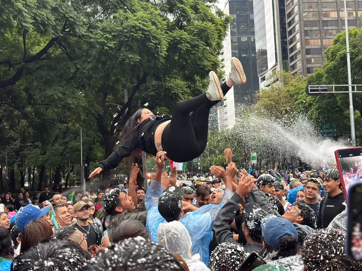 El Ángel de la Independencia fue escenario de dos concentraciones este 12 de julio: la despedida simbólica de la Selección Mexicana y una protesta de familias de personas desaparecidas./ Georgina Sánchez