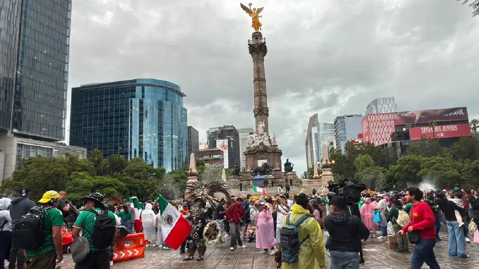 El cierre de la participación del Tri en el Mundial 2026 reunió a aficionados en el Ángel de la Independencia, donde también se llevó a cabo una manifestación de colectivos de búsqueda./ Georgina Sánchez