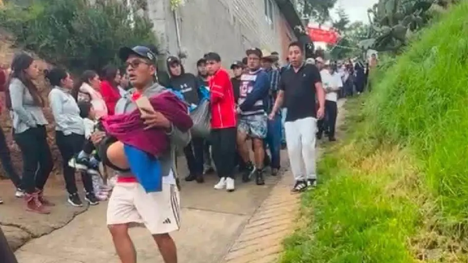 Pobladores auxilian a los heridos en el lugar del accidente / RRSS