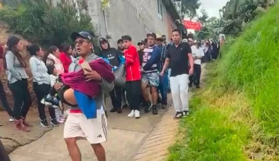 Pobladores auxilian a los heridos en el lugar del accidente / RRSS